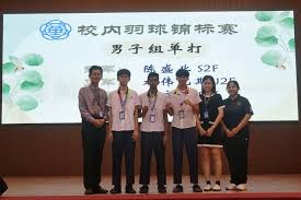 詹姆斯把不应该进总决赛的球队带进总决赛 不是黑点 你本末倒置了 阵容碾压怎么打？